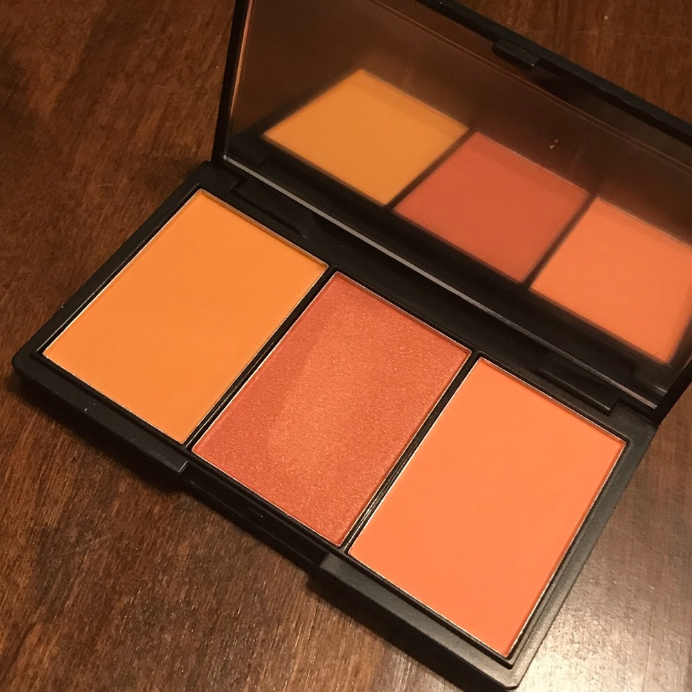 Sleek blush palette in Take a Cheeky Peek